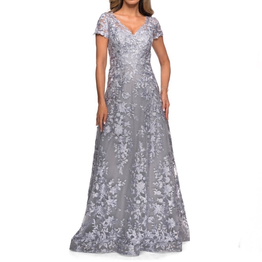 LA FEMME Embroidered Floral Lace A Line Gown Platinum Silver Gray NEW Size 6